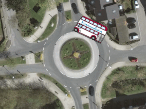 Bild vergrößern: Ein Doppelstockbus mit der Aufschrift Kreisrundfahrt fährt in einem Kreisverkehr.