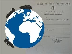 Bild vergrößern: Musterbescheinigung eines im Kreis Mettmann ausgestellten internationalen Führerscheins und das Motiv einer von Autos befahrenen Weltkugel.