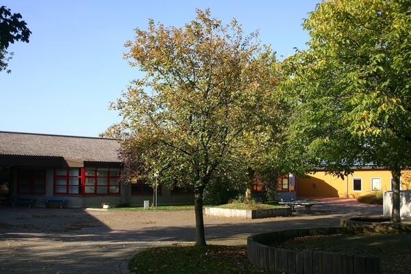 Bild vergrößern: Schulhof und Gebäude der Schule an der Virneburg in Langenfeld.