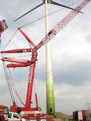Bild vergrößern: Windmühle wird mit Hilfe eines Baukrans installiert.