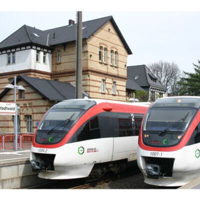 Bild vergrößern: Zwei Regionalbahnen stehen am Bahnhof Mettmann Stadtwald.