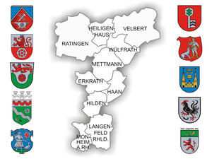Umriss des Kreises Mettmann untergliedert in seinen Städten, links und rechts sind die Wappen der zehn kreisangehörigen Städte.