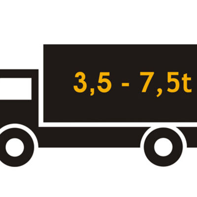 Bild vergrößern: Auf der Seitenplane eines schwarzen LKWs der Schriftzug: "3,5 -7,5t".