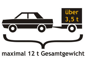 Bild vergrößern: Auto mit Anhänger mit der Aufschrift "über 3,5t". Darunter steht mit einer Klammer zusammengefasst: "maximal 12t Gesamtgewicht".