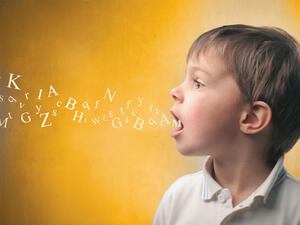 Bild vergrößern: Aus dem geöffneten Mund eines kleinen Jungen schweben Buchstaben.
