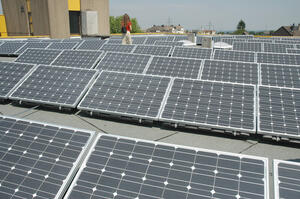 Bild vergrößern: Solarmodule einer Photovoltaik-Anlage sind in mehreren Reihen auf einem Dach installiert.