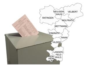 Bild vergrößern: Ein Stimmzettel steckt im Schlitz einer Wahlurne. Im Hintergrund befindet sich der Umriss des Kreises Mettmann.