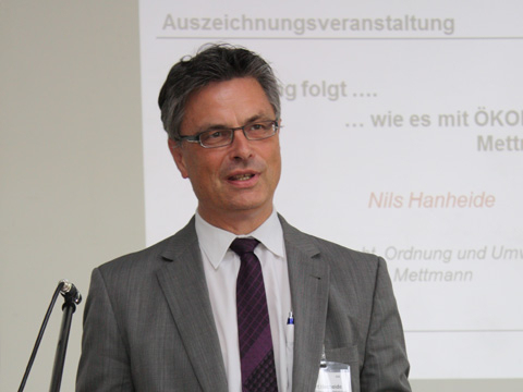 Kreisumweltdezernent Nils Hanheide präsentiert die Einsparungen der Betriebe