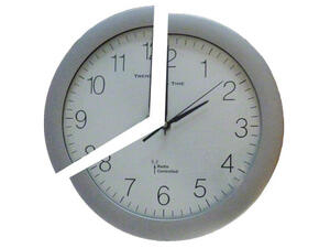 Bild vergrößern: Aus einer Wanduhr ist ein Drittel der Uhr abgeteilt.