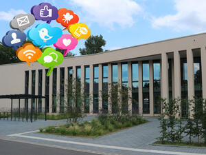 Bild vergrößern: Verschiedene Sprechblasen mit Motiven aus den Medien sind vor dem Gebäude des Medienzentrums dargestellt.