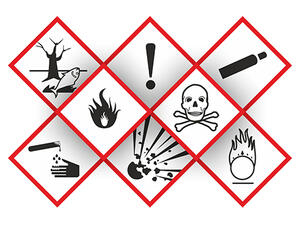 Bild vergrößern: Rot umrandete Gefahrstoffkennzeichnungen.
