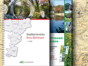 Bild vergrößern: Der Stadtkartenatlas und die amtliche Freizeitkarte des Kreises Mettmann liegen auf einer Bürgemeistereikarte.