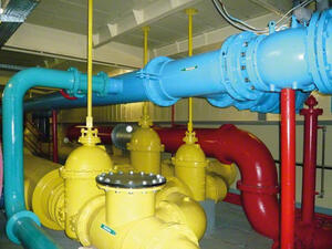 Bild vergrößern: Rohre und Pumpe einer Trinkwasserversorgungsanlage.