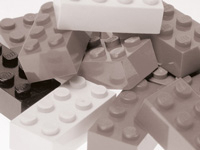 Bild vergrößern: Legosteine liegen auf einem Haufen zusammen.