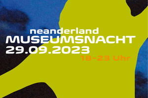 Bild vergrößern: Auf einer grünen Silhouette in Gestalt einer Person auf blauem Hintergrund steht in weißer Schrift "neanderland Museumsnacht 29.09.2023 von 18 bis 23 Uhr".