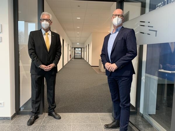 Bild vergrößern: Landrat Thomas Hendele und Timocom-Unternehmenssprecher Gunnar Gburek im Eingang zum knftigen Impfzentrum.