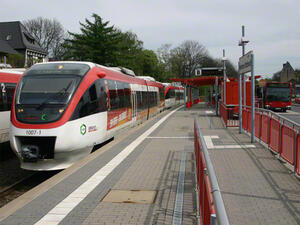 Bild vergrößern: Eine Regiobahn steht am Gleis am Bahnhof Mettmann Stadtwald.