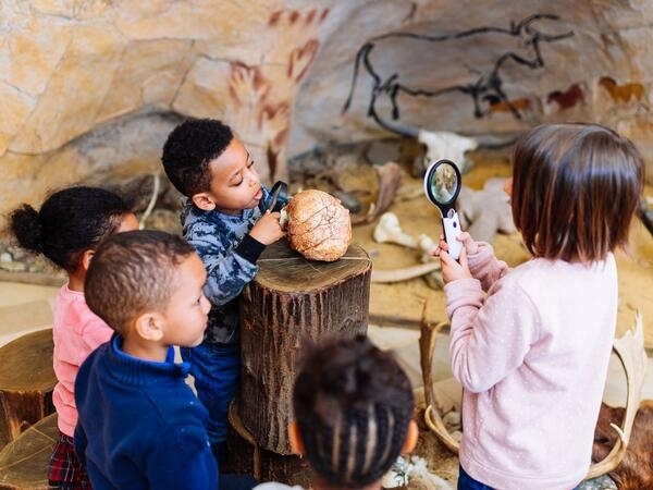 Bild vergrößern: Kleine Kriminalisten im Neanderthal Museum